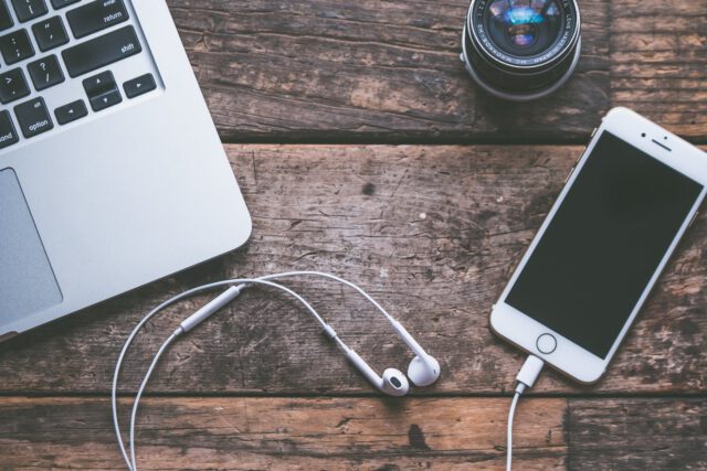 Pęknięta szybka iPhone – zapobiegać czy naprawiać?